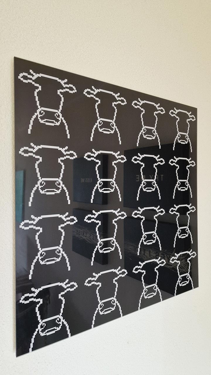 NFT-Kunst kommt an die Wand! Was als NFT begann, wird als physisches Werk fortgeführt. Unikate in der Grösse von 50cm x 50cm, Aluplatte hinter Acrylglas. NFT-Kunst kommt an die Wand! Was als NFT begann, wird als physisches Werk fortgeführt. Unikate in der Grösse von 50cm x 50cm, Aluplatte hinter Acrylglas.